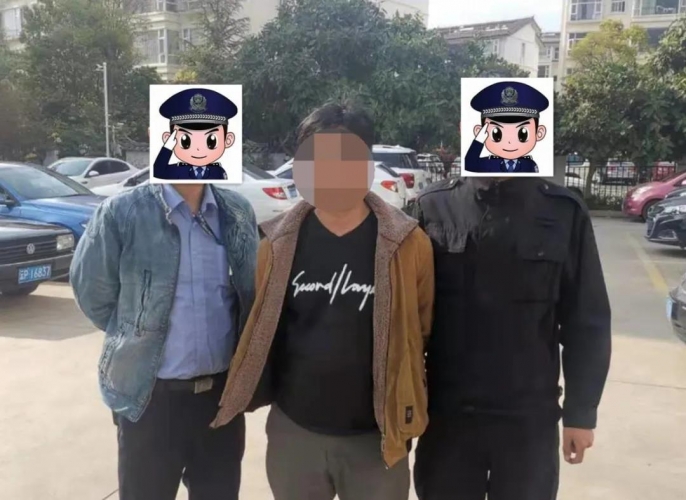 持刀抢劫隐姓埋名26年 逃犯在束河被抓.jpg