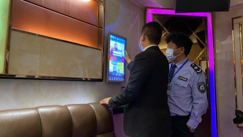 夜间出击！丽江市文旅部门突击检查KTV (1).jpg