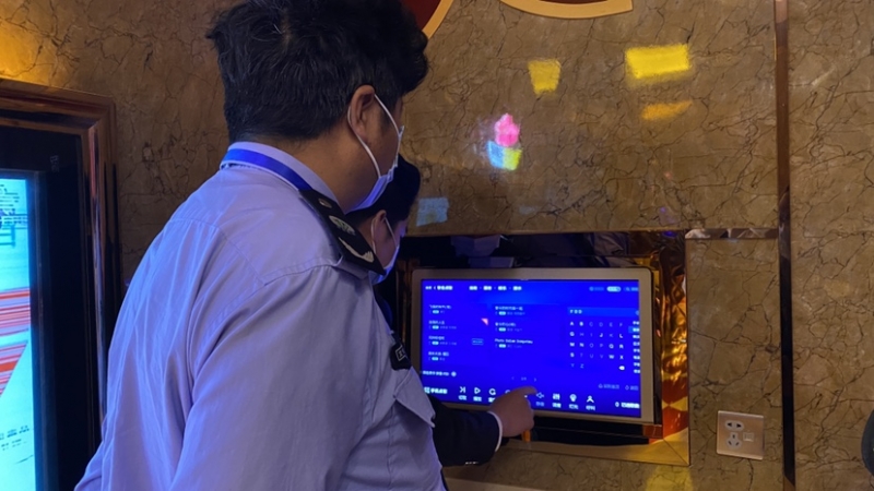 夜间出击！丽江市文旅部门突击检查KTV (5).jpg