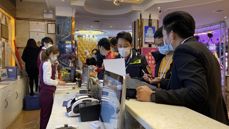 夜间出击！丽江市文旅部门突击检查KTV (7).jpg