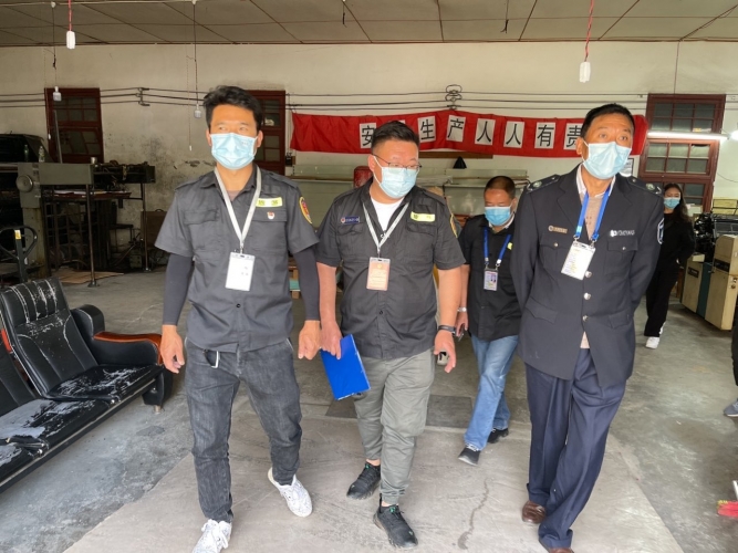 只管卖不管是否合法？国际购物中心三味书屋被督促整改 (5).jpg