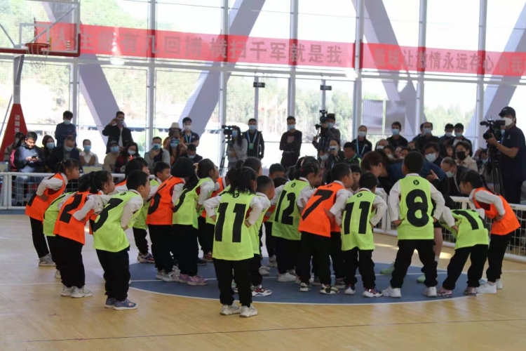 从小抓起！永胜全县幼儿园的娃娃们也踢上了足球 (3).jpg