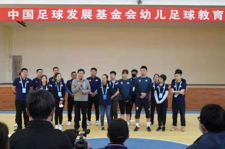 从小抓起！永胜全县幼儿园的娃娃们也踢上了足球 (6).jpg