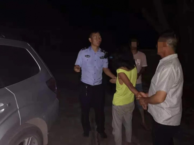 华坪民警妥善救助一名精神障碍女子 (1).jpg