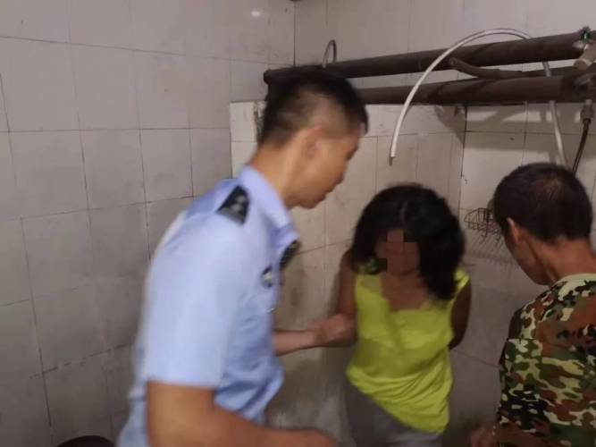 华坪民警妥善救助一名精神障碍女子 (2).jpg