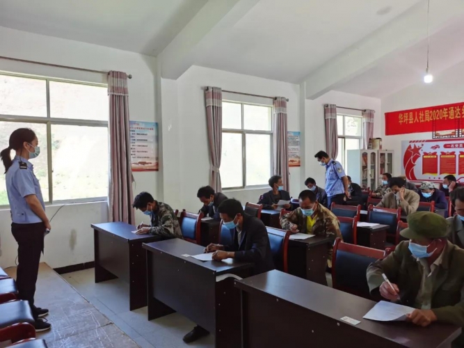 送考下乡 华坪交警车管所服务到家门口 (2).jpg