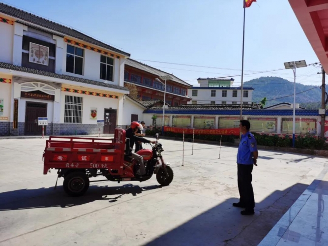 送考下乡 华坪交警车管所服务到家门口 (3).jpg