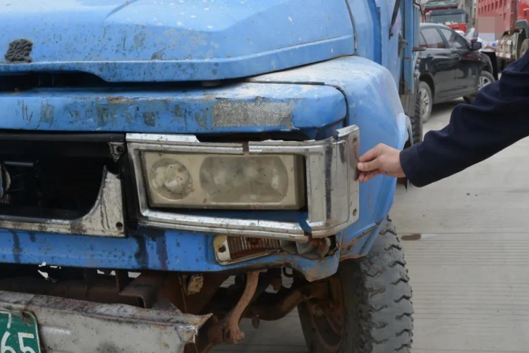 拖拉机司机打瞌睡撞上道路中央护栏逃逸  永胜交警迅速侦破 (1).jpg