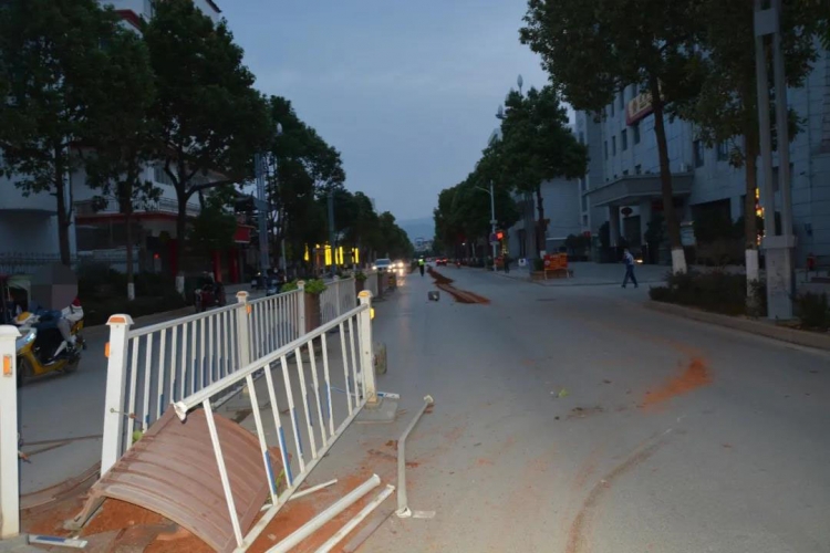 拖拉机司机打瞌睡撞上道路中央护栏逃逸  永胜交警迅速侦破 (2).jpg