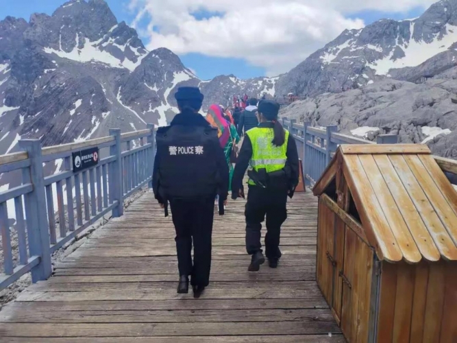 玉龙雪山上  外籍游客竖起大拇指：中国警察棒棒的 (3).jpg