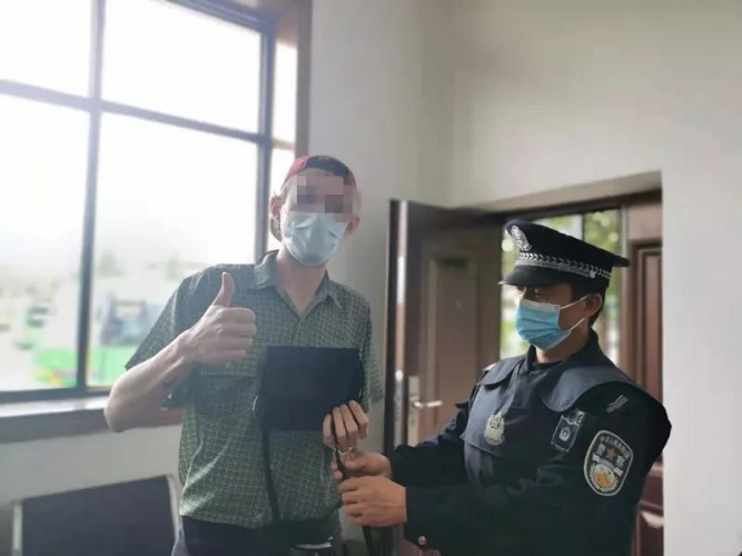 玉龙雪山上  外籍游客竖起大拇指：中国警察棒棒的 (5).jpg