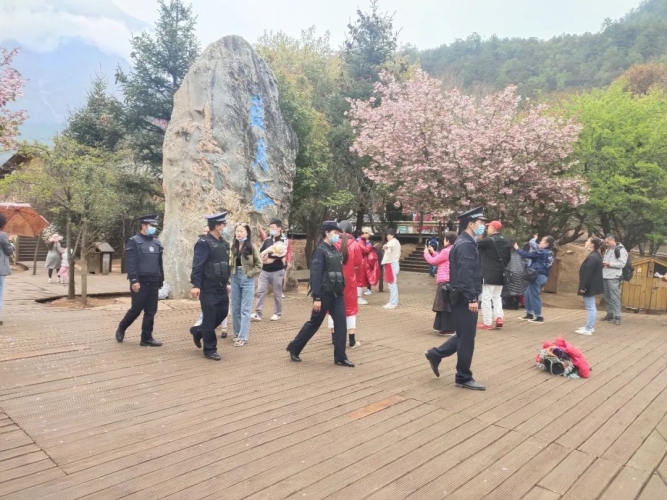 玉龙雪山上  外籍游客竖起大拇指：中国警察棒棒的 (2).jpg