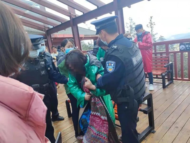 玉龙雪山上  外籍游客竖起大拇指：中国警察棒棒的 (6).jpg