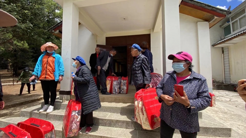 暖心！关爱老年人不只是一句话 丽江样样红公司这样落到实处 (1).jpg