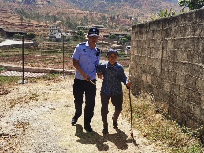 老人中暑瘫倒路边 暖心民警将其送回家中.jpg