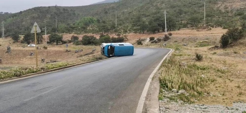 路面湿滑 车辆失控 今日多辆汽车侧翻 (1).jpg