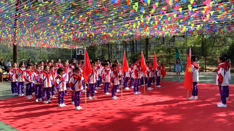 “六一” 玉龙雪山脚下甲子完小的同学们打开了这份“大礼包” (1).jpg