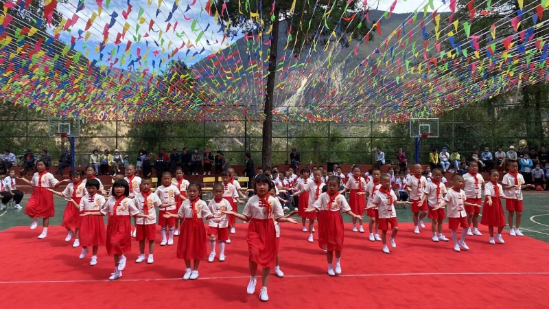 “六一” 玉龙雪山脚下甲子完小的同学们打开了这份“大礼包” (6).jpg