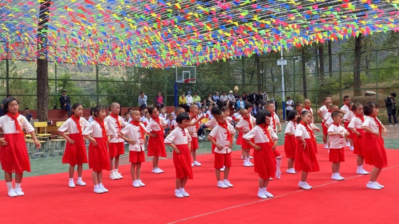 “六一” 玉龙雪山脚下甲子完小的同学们打开了这份“大礼包” (7).jpg