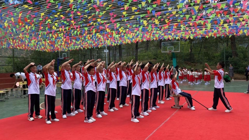 “六一” 玉龙雪山脚下甲子完小的同学们打开了这份“大礼包” (8).jpg