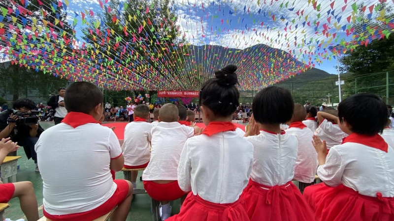 “六一” 玉龙雪山脚下甲子完小的同学们打开了这份“大礼包” (9).jpg