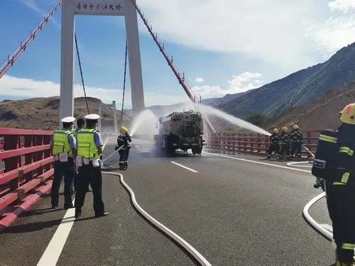 永胜涛源中队联合多部门开展高速公路危化品运输车交通事故应急处置演练 (1).jpg