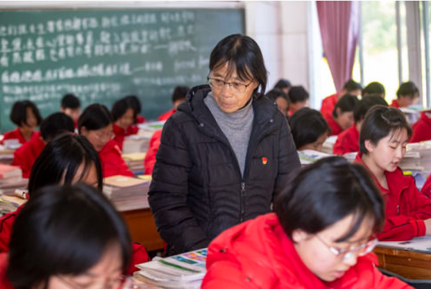 《新华每日电讯》点赞张桂梅：点亮大山女孩梦想的“校长妈妈” (1).png