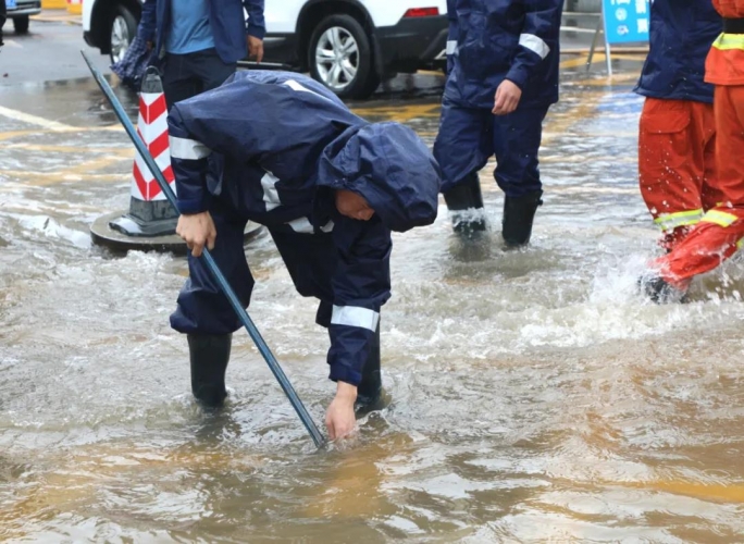 昨日暴雨突袭，玉龙县各级各部门齐心协力护群众安全 (2).jpg