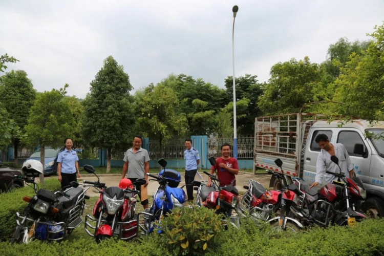 戏要做足 四川男子在丽江试骑摩托车一去不复返  随后摩托车换粮油 粮油再卖钱  (1).jpg