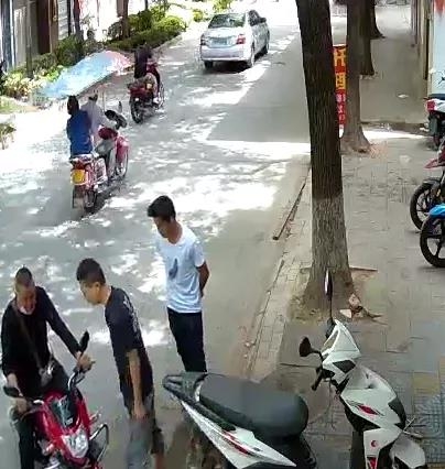 戏要做足 四川男子在丽江试骑摩托车一去不复返  随后摩托车换粮油 粮油再卖钱  (3).jpg