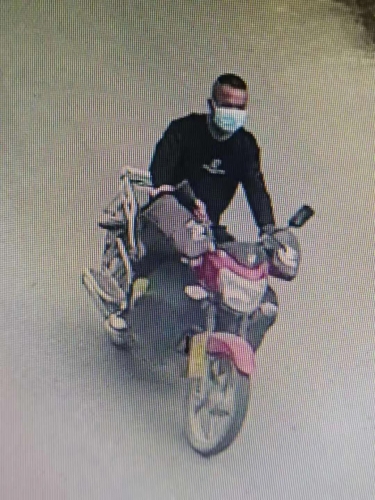 戏要做足 四川男子在丽江试骑摩托车一去不复返  随后摩托车换粮油 粮油再卖钱  (4).jpg