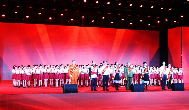 丽江市举行庆祝中国共产党成立100周年主题晚会 (1).jpg