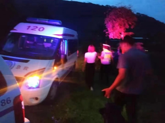 凌晨5点 川牌女司机驾车在华坪坠入40米的芒果林……5.jpg