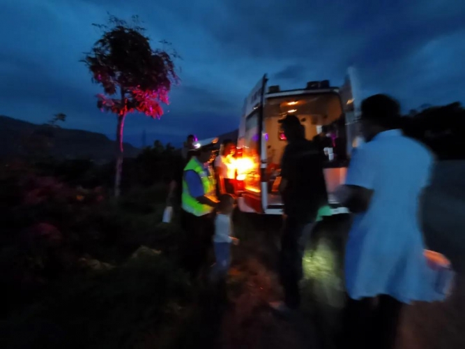 凌晨5点 川牌女司机驾车在华坪坠入40米的芒果林……4.jpg
