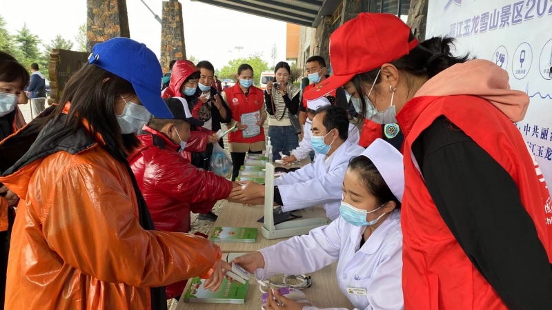 与健康同行 玉龙雪山景区开展健康义诊活动  游客直呼暖心！ (6).jpg