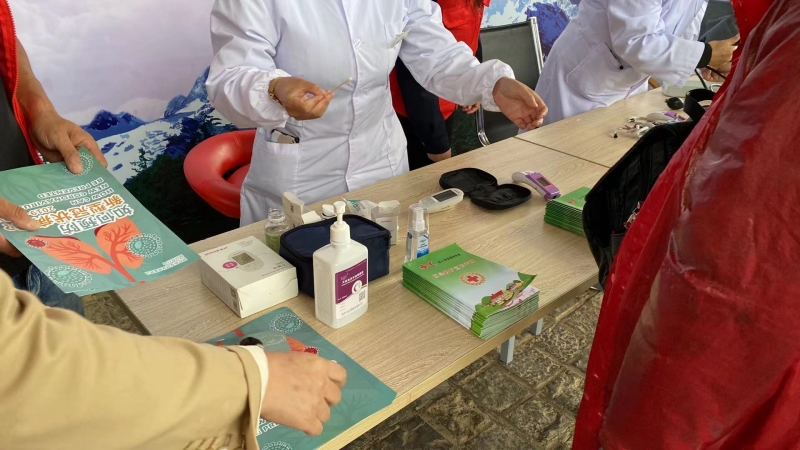 与健康同行 玉龙雪山景区开展健康义诊活动  游客直呼暖心！ (8).jpg