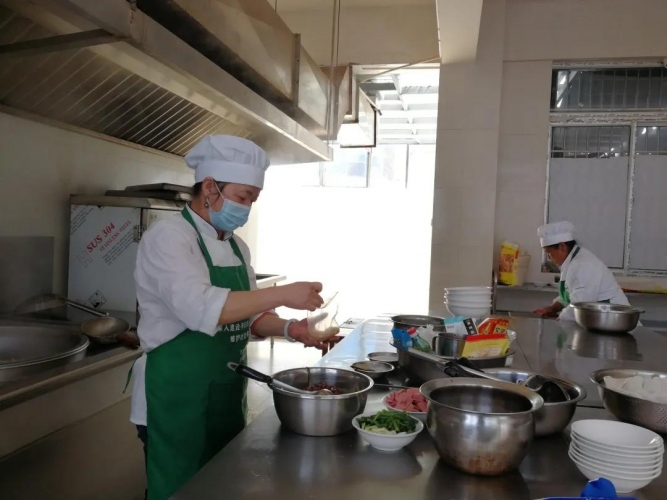 古城区忠义东村创办丽江市首家免费食堂 老人们吃上了免费午餐01.jpg