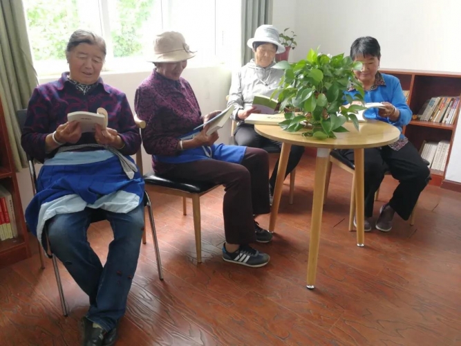 古城区忠义东村创办丽江市首家免费食堂 老人们吃上了免费午餐05.jpg