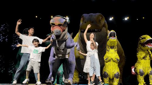 “恐龙空降丽江” 丽江千古情景区重磅推出亲子秀《WA！恐龙》 (2).gif