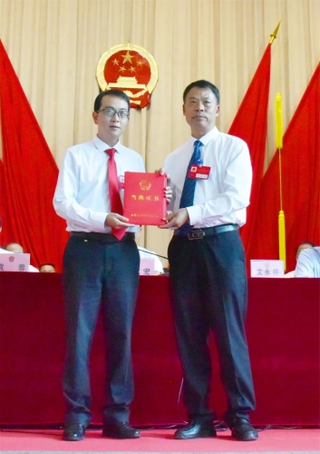 永胜县第十七届人大六次会议举行第二次全体会议 熊洋当选永胜县人民政府县长.jpg