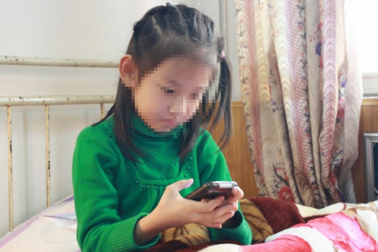 玉龙县6岁小女孩玩手机 为主播打赏2万多元 (1).jpg