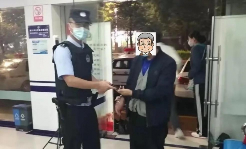 民警帮助大爷寻回挂树上丢失的手机.jpg