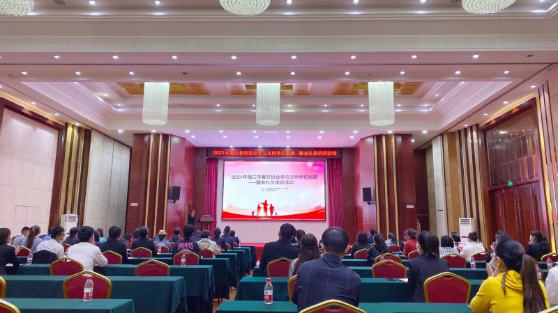 丽江积极打造餐饮服务文明创建的“亮丽窗口” (1).jpg