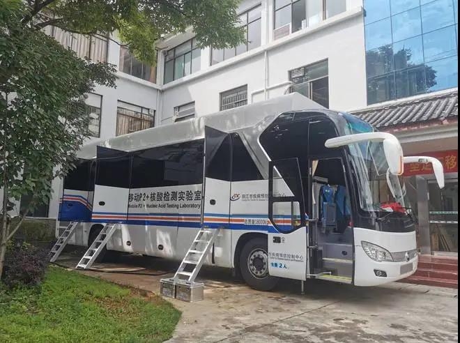 丽江首台P2 移动核酸检测车来了  日检测量可达2000管！.jpg