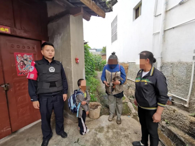 一年级萌娃走失 警察叔叔助团聚.jpg