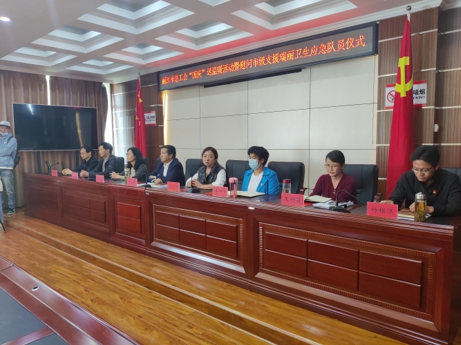 市总工会慰问市级支援瑞丽卫生应急队员 (1).jpg