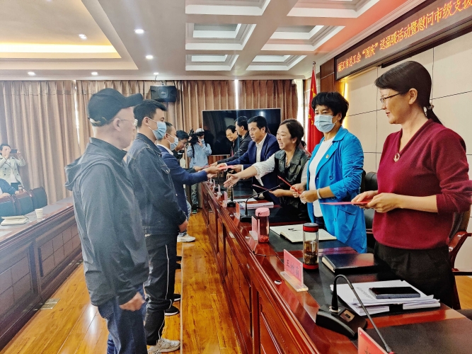 市总工会慰问市级支援瑞丽卫生应急队员 (5).jpg