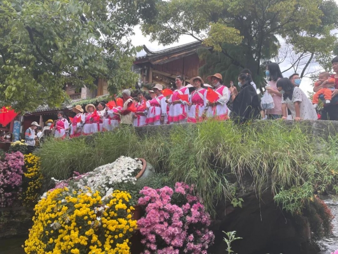 丽江古城举行红歌联唱、民族打跳等活动欢度国庆2.jpg