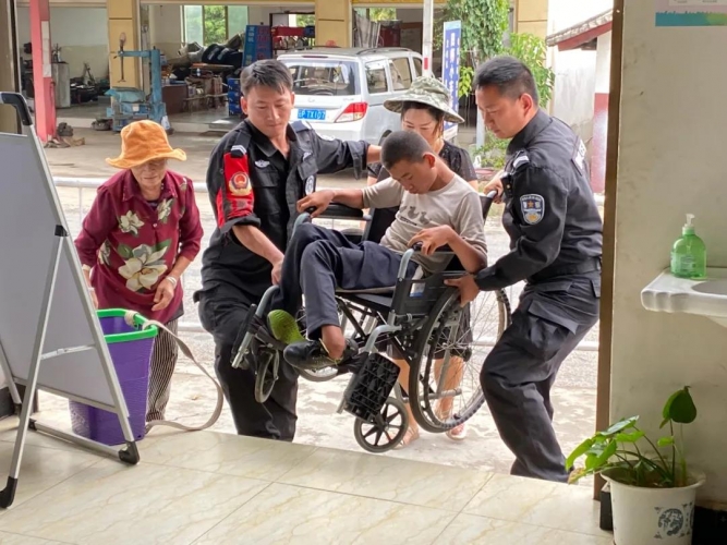 永胜仁和派出所“暖心”服务 帮助残疾人办证.jpg