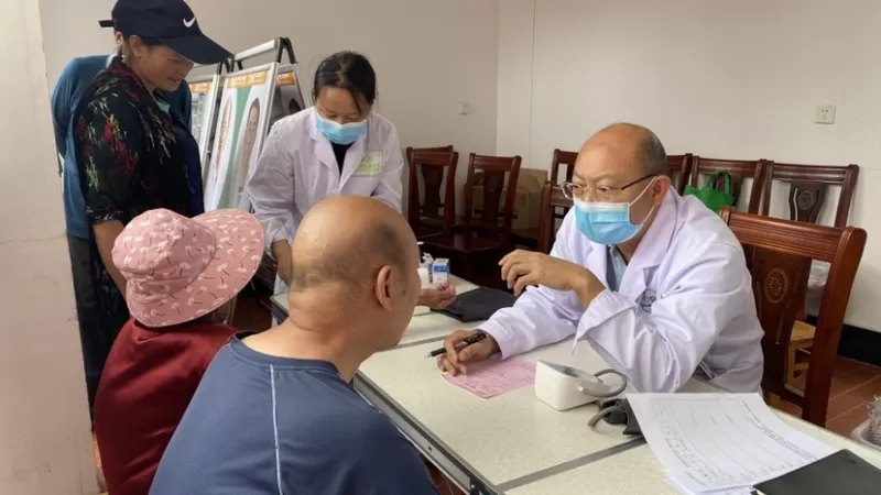 丽江市“卫健先锋·医心医意”党建义诊服务活动暨“敬老月”活动走进丽江家园小区